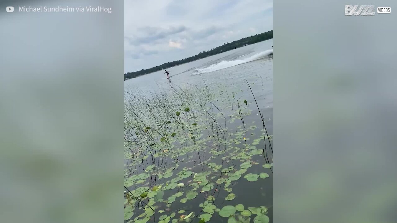 Un skimboarder chute en voulant impressionner la galerie