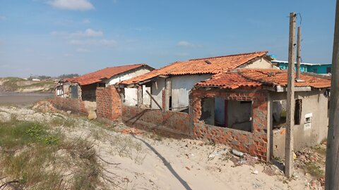 3 casas abandonadas nas dunas de areia em Pinhal/RS