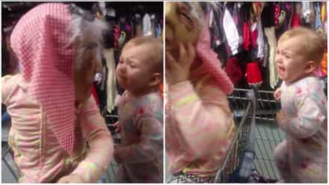 ハロウィーンのマスクに怯える小さな女の子