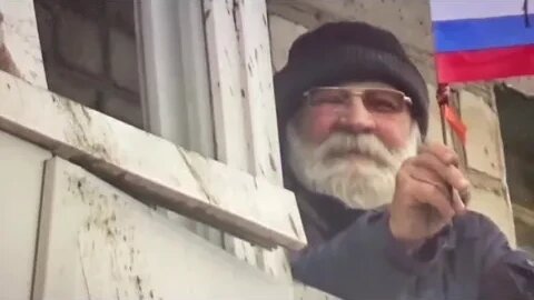 ロシアとドネツクの旗のオジサン