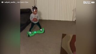 Menina de 3 anos executa truque de basquetebol em hoverboard