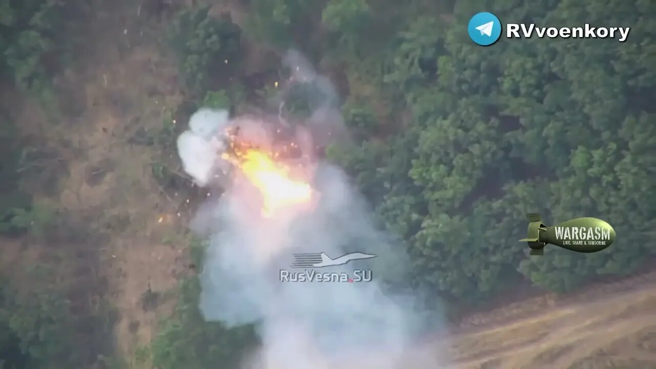 Russian 'Lancet' kamikaze drone hits howitzer in Kherson