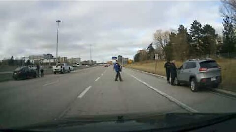 Un piéton imprudent traverse l'autoroute