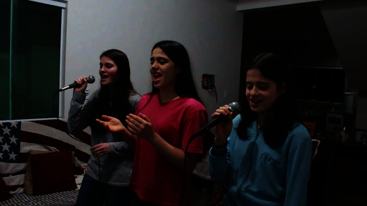 Megan, Emily e Ellen Sing "Come Thou Fount"