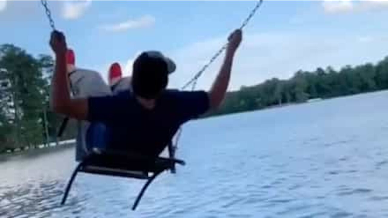 Une balançoire improvisée termine en bain glacé