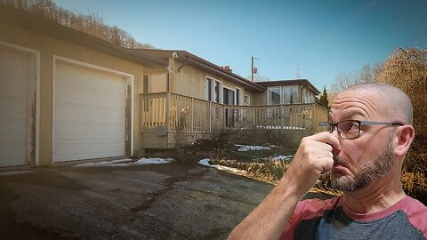 Exploring a Large Forgotten and Decaying Abandoned Home, Once a Large Mansion