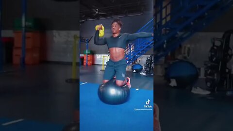 Gwen berry disgraced this country 🇺🇸 👑