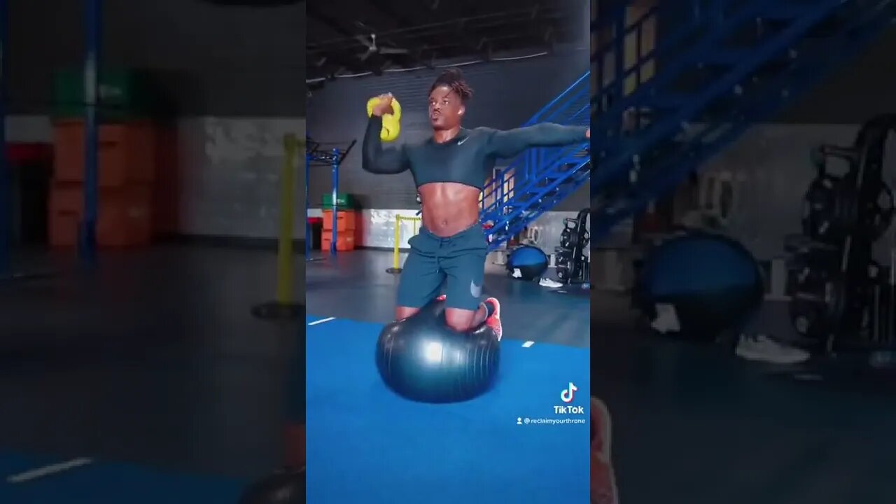 Gwen berry disgraced this country 🇺🇸 👑