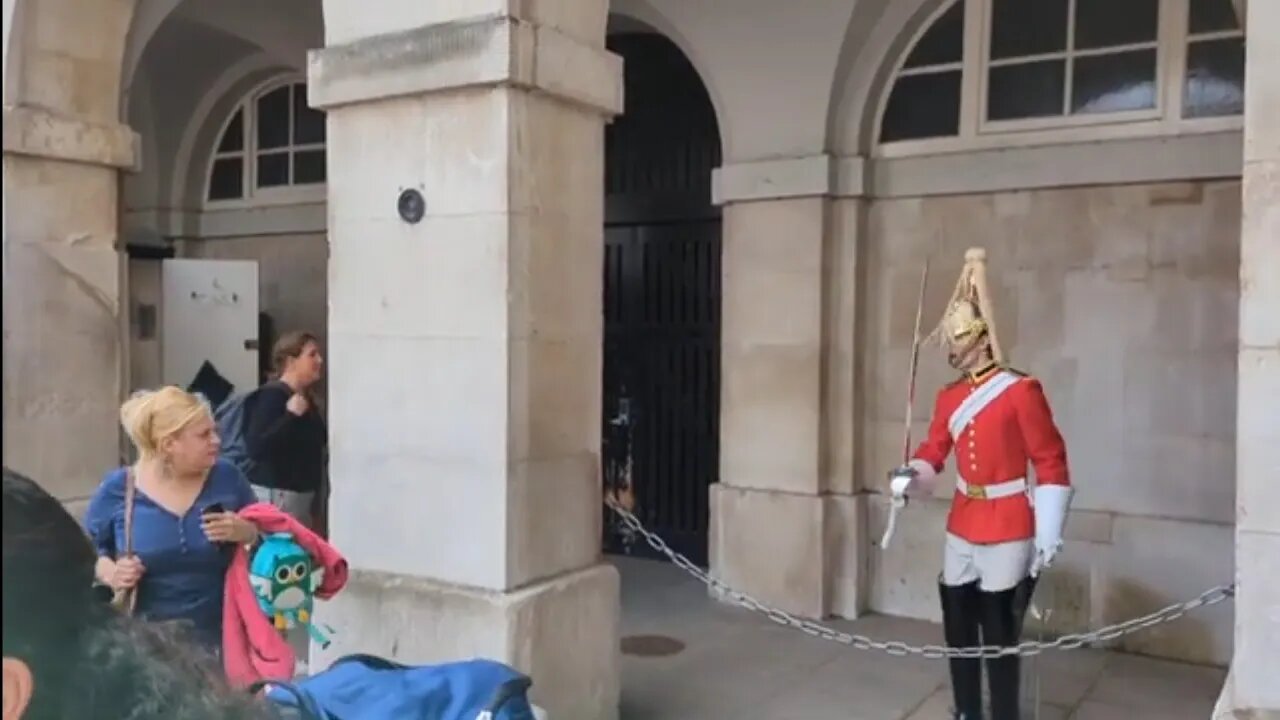 OUT OF THE ARCH WAY THIS TOURIST GOT TOLD #horseguardsparade