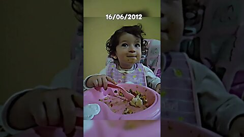 Letícia com 1 ano e 4 meses comendo