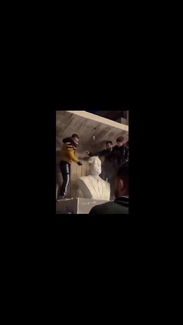 🇸🇾 Bashar al-Assad family statue destroyed [like antifa] amid celebrations of Gov collapse