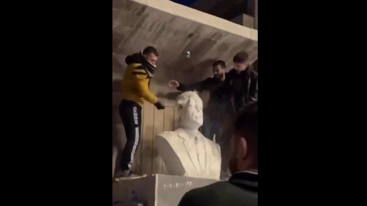 🇸🇾 Bashar al-Assad family statue destroyed [like antifa] amid celebrations of Gov collapse