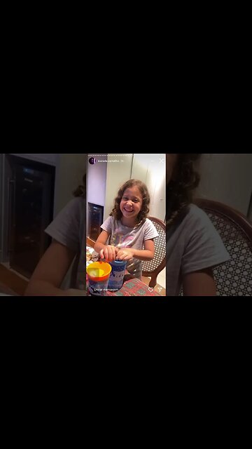 Lavinia rindo do pai Ícaro de Carvalho