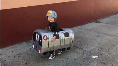 Liten kille utklädd till tunnelbanetåg för Halloween