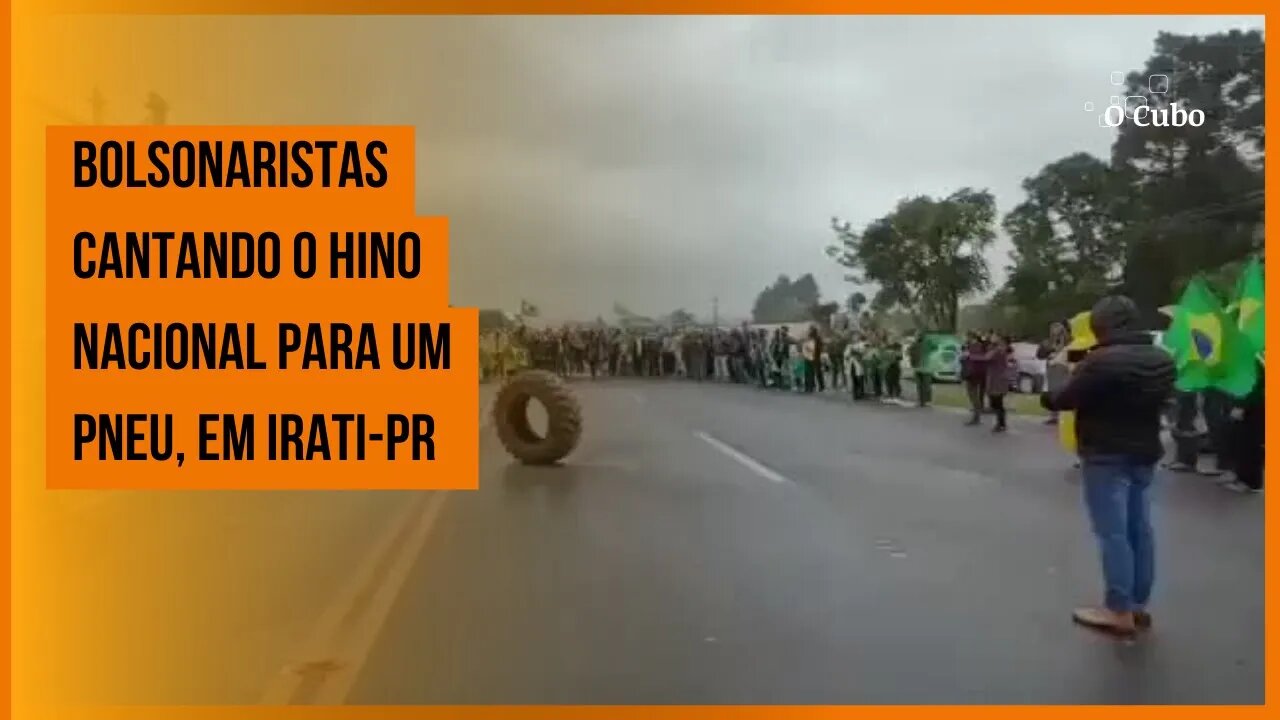 Bolsonaristas cantando o Hino Nacional para um pneu, em Irati-PR