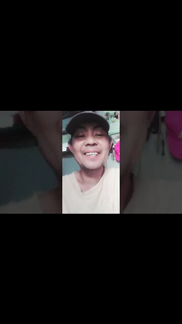 Hari ini saya ngemil kerupuk, kerupuk nya ancur.