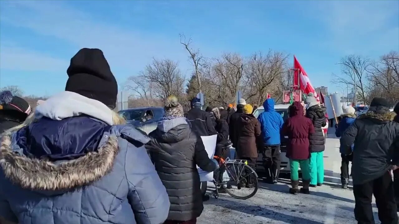 *growing numbers* counter protestors blocking freedomconvoy