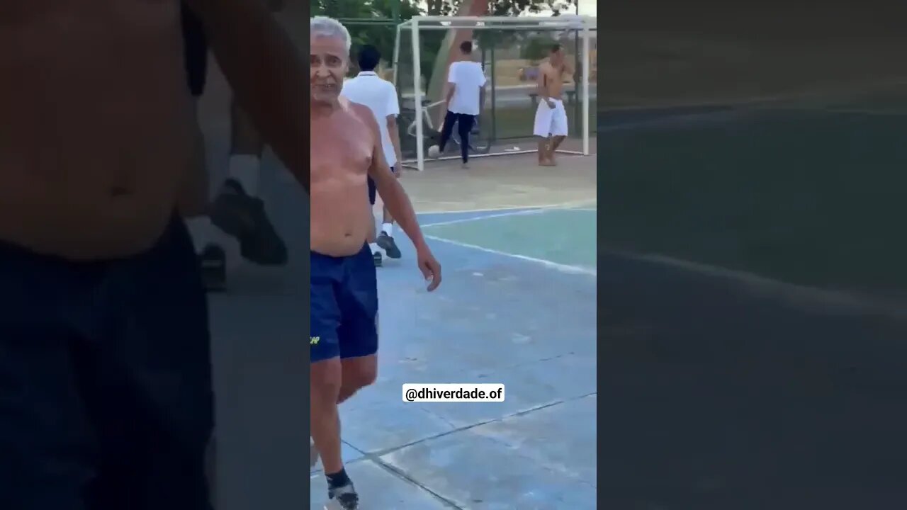 Coroa de 60 anos humilhando no futebol