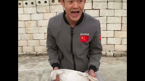 农村搞笑系列 朋友组 放鸡偷吃，用米引鸡进家一锅端