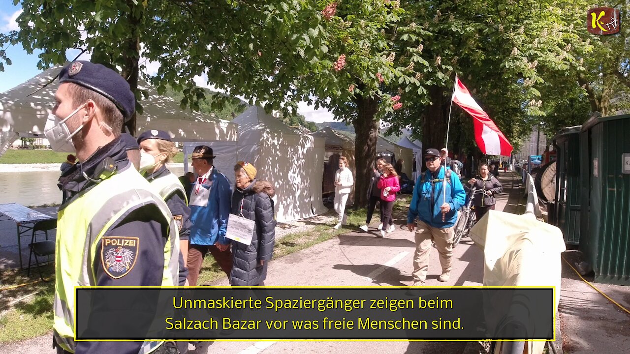 Unmaskierte Spaziergänger zeigen beim Salzach Bazar vor was freie Menschen sind.