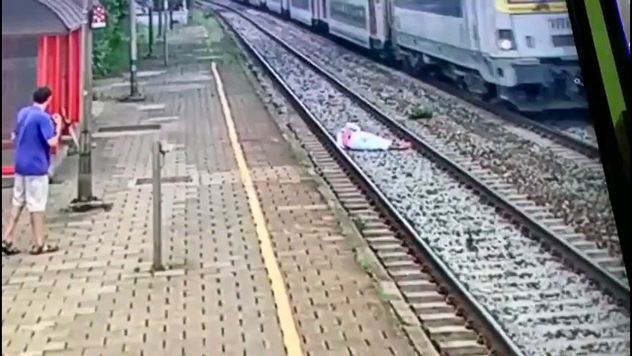 A man lay down the train and save