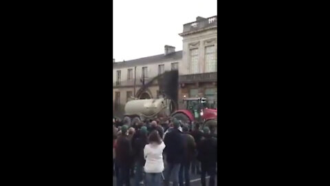 La casa de Macron es bañada de excremento por manifestantes.