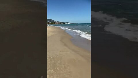 O melhor mesmo é ficar de pés na areia! #praias #marmediterraneo #natureza