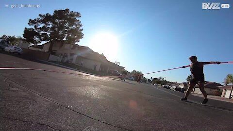 Cet acrobate établit un nouveau record avec un Hula Hoop