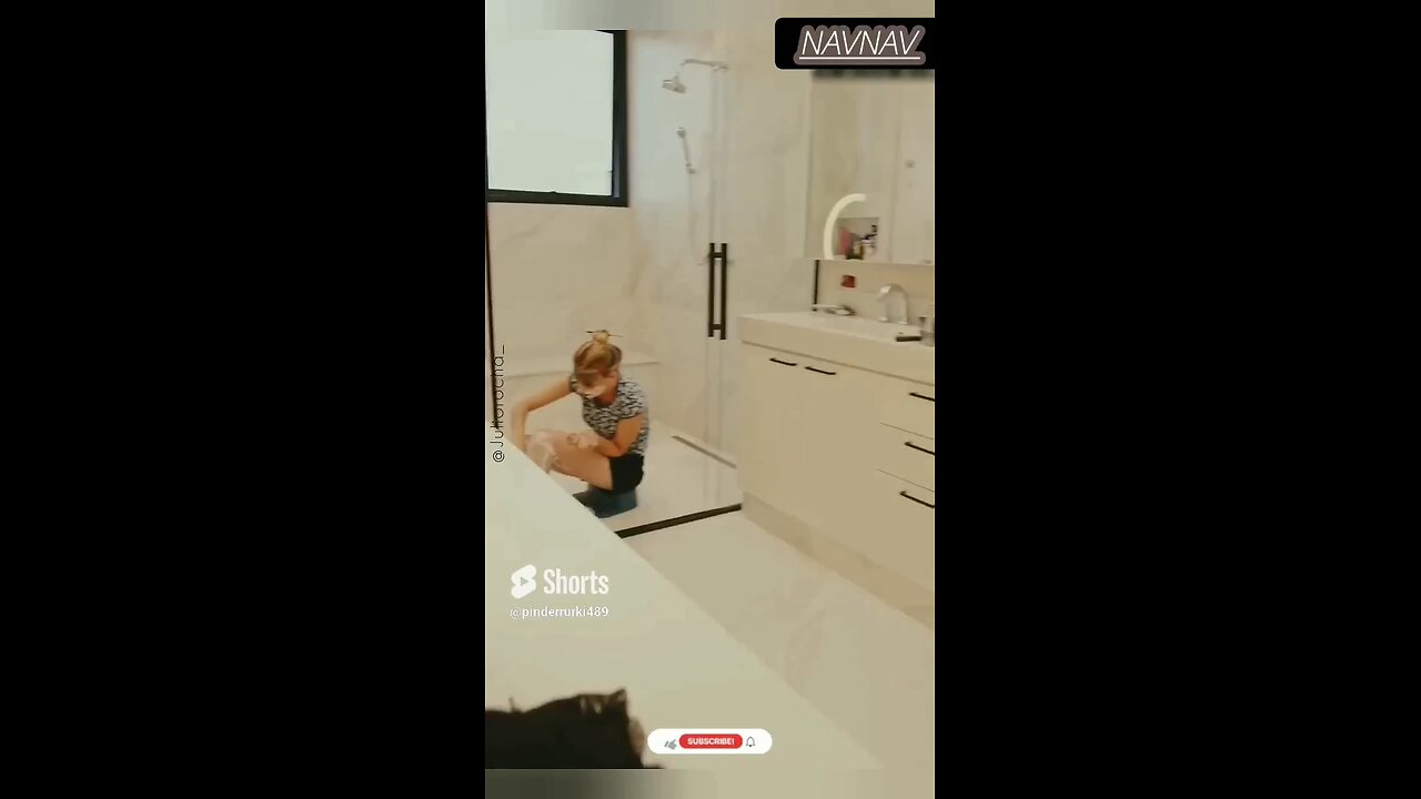 try not to laugh 😂😂