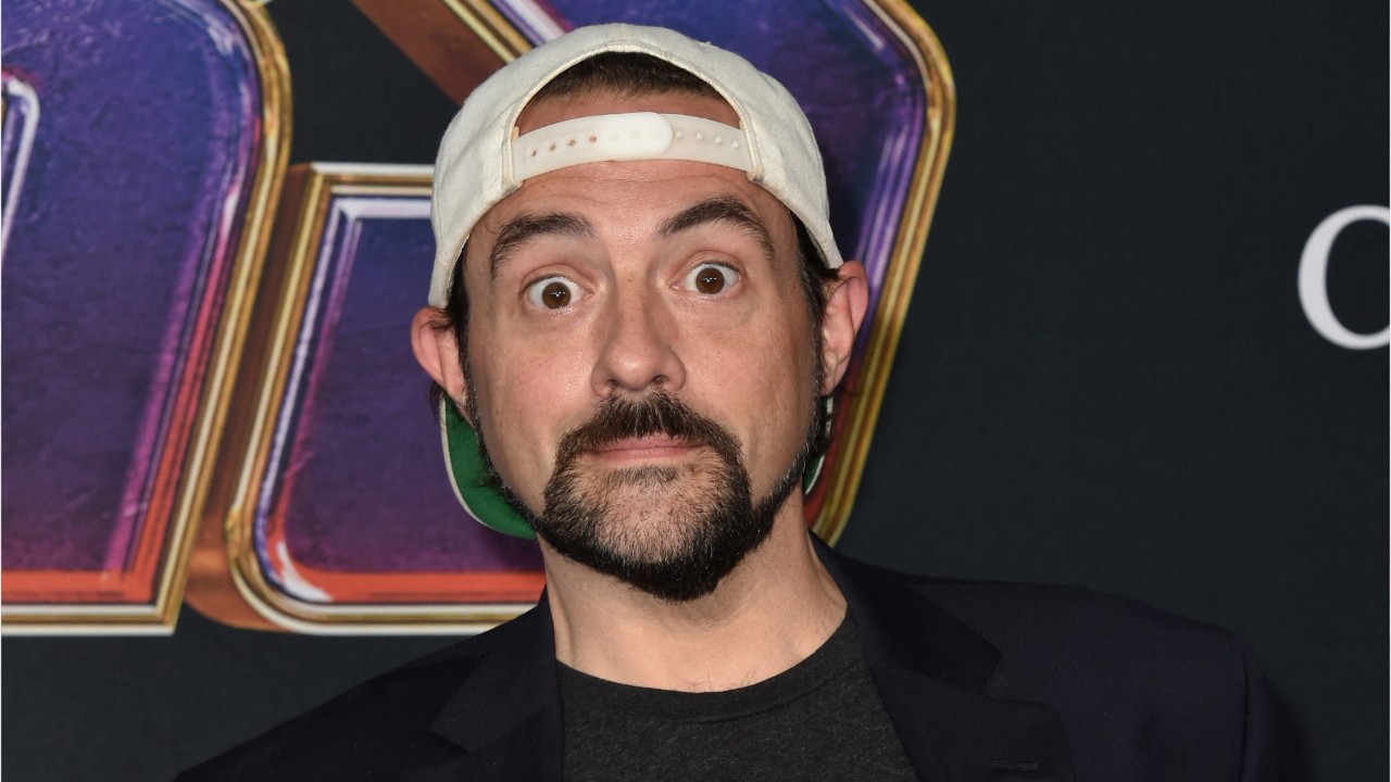 Kevin Smith Snaps Photo With Stan Lee's Handprints