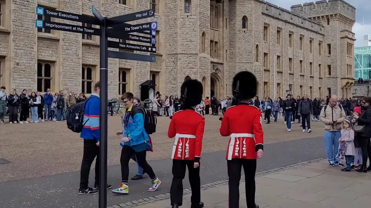 Make way tourist get out of the way #toweroflondon