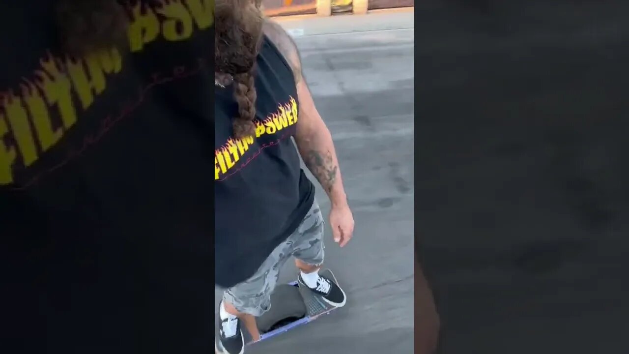 Bodybuilder try’s a Onewheel!