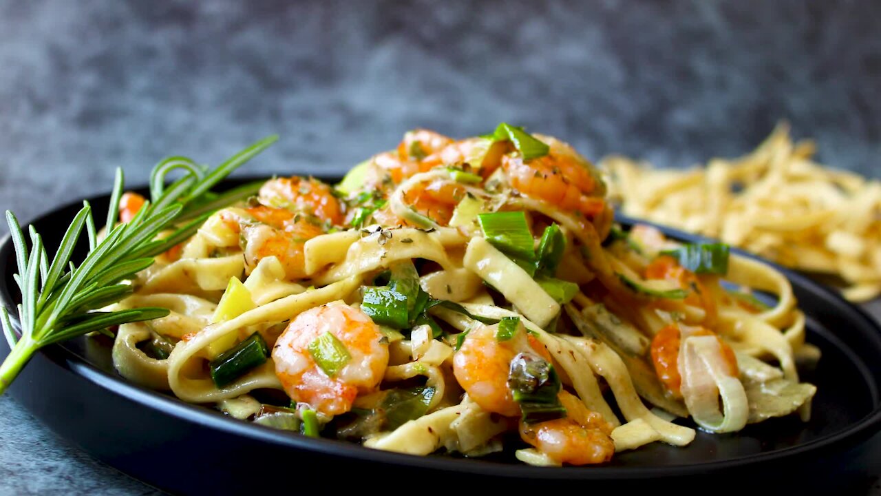 How to make shrimp pasta with garlic butter sauce