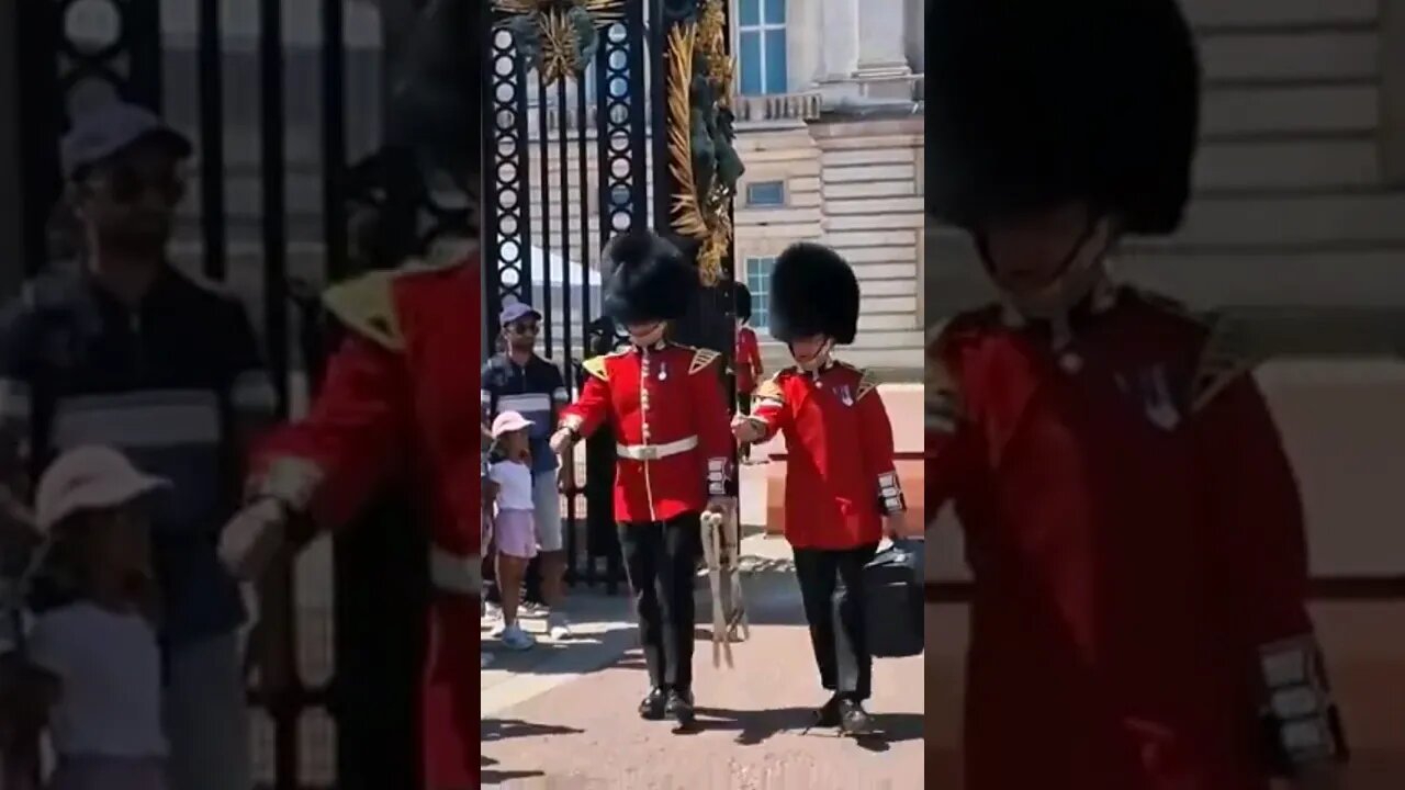 Guard coming out of Buckingham Palace shouts make way twice #horseguardsparade