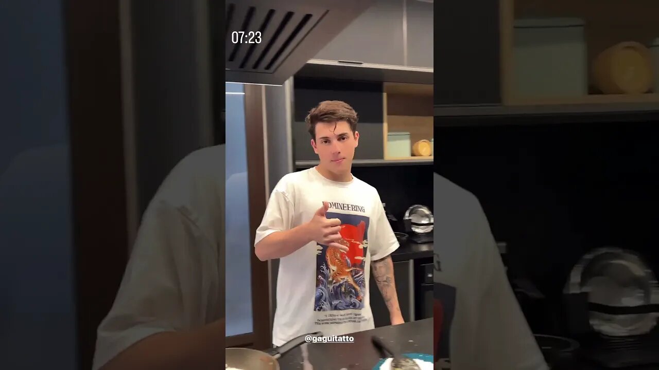 gagui fazendo o café da manhã