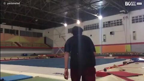 Jovem acrobata executa salto perfeito… mas com aterragem péssima