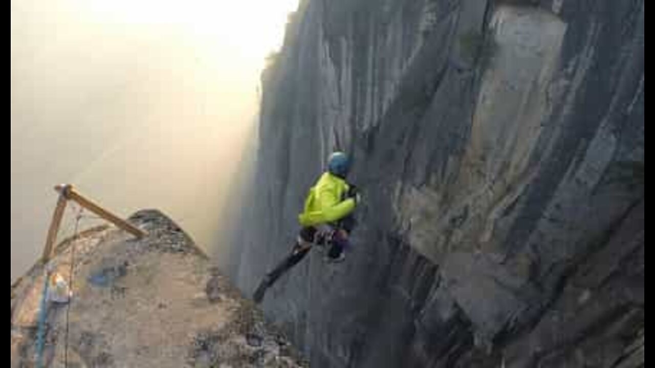 Homem faz salto assustador de penhasco nos EUA