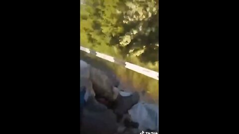 Footage of Ukrainian forces fleeing from Krasny Liman