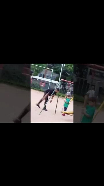 Suárez brincando com o filho em uma pracinha de Porto Alegre