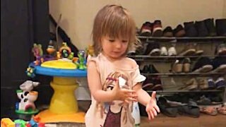 Lille piges episke kamp mod klistret mærkat!