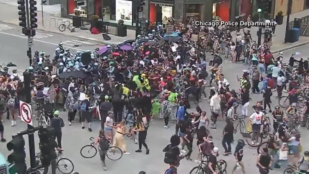 Crowd scuffles with police in Chicago