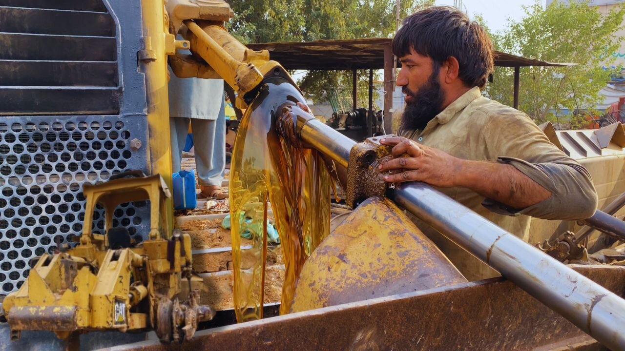 Caterpillar d10 Dozer Hydraulic Cylinder Seal Replacement | Dozer Repair Pakistan