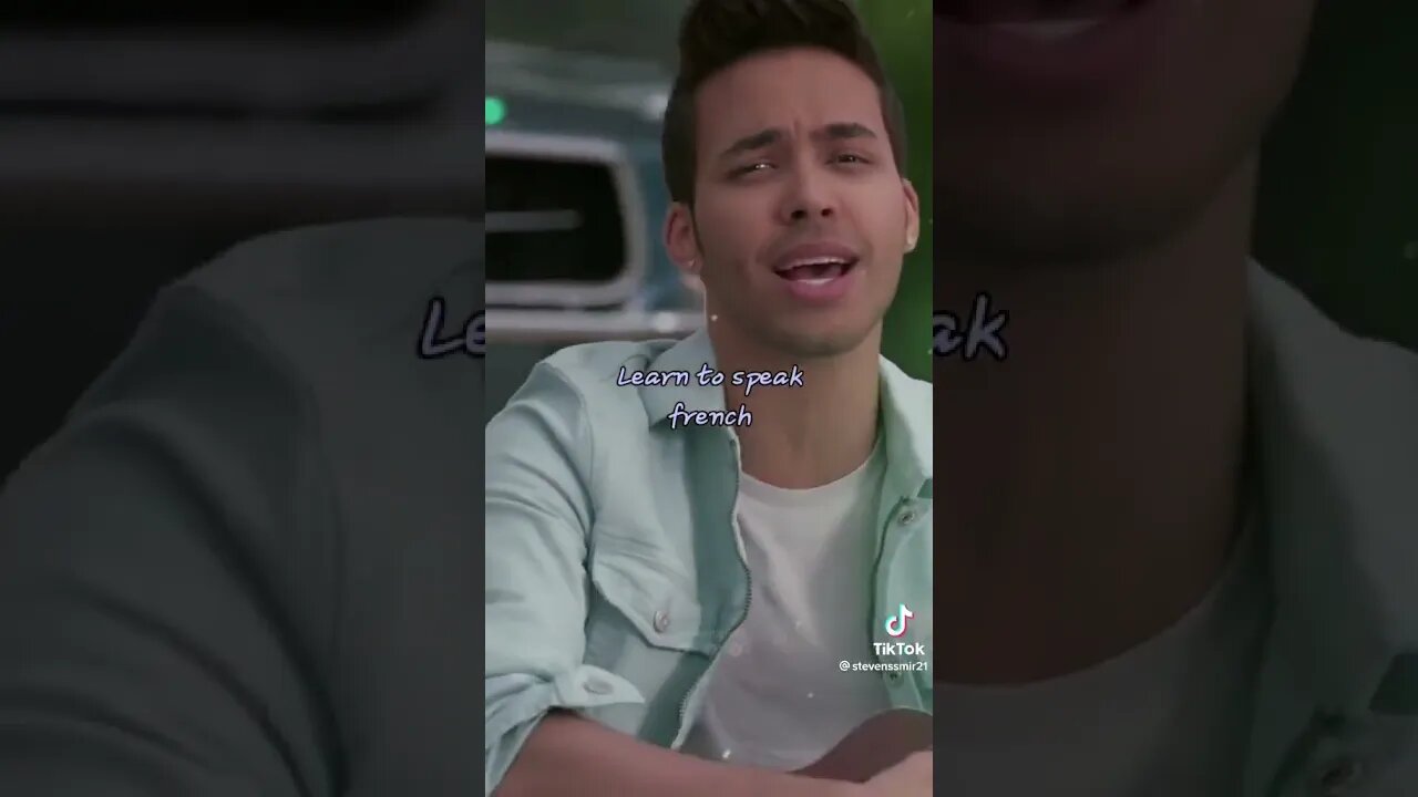 Prince Royce darte un beso