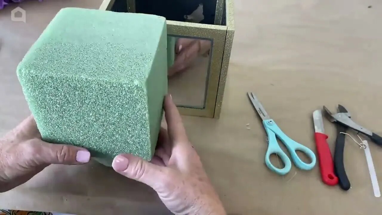 Turn a $1 paper towel holder into jaw dropping decor!