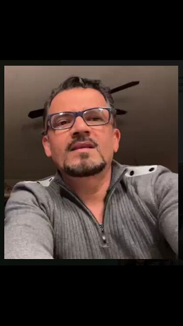 Dr Fredy Portillo muestra el resultado de dos Pacientes