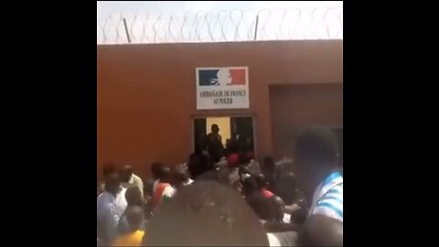 Proud people in Niger are showing the World how much they hate France by looting French Embassy.