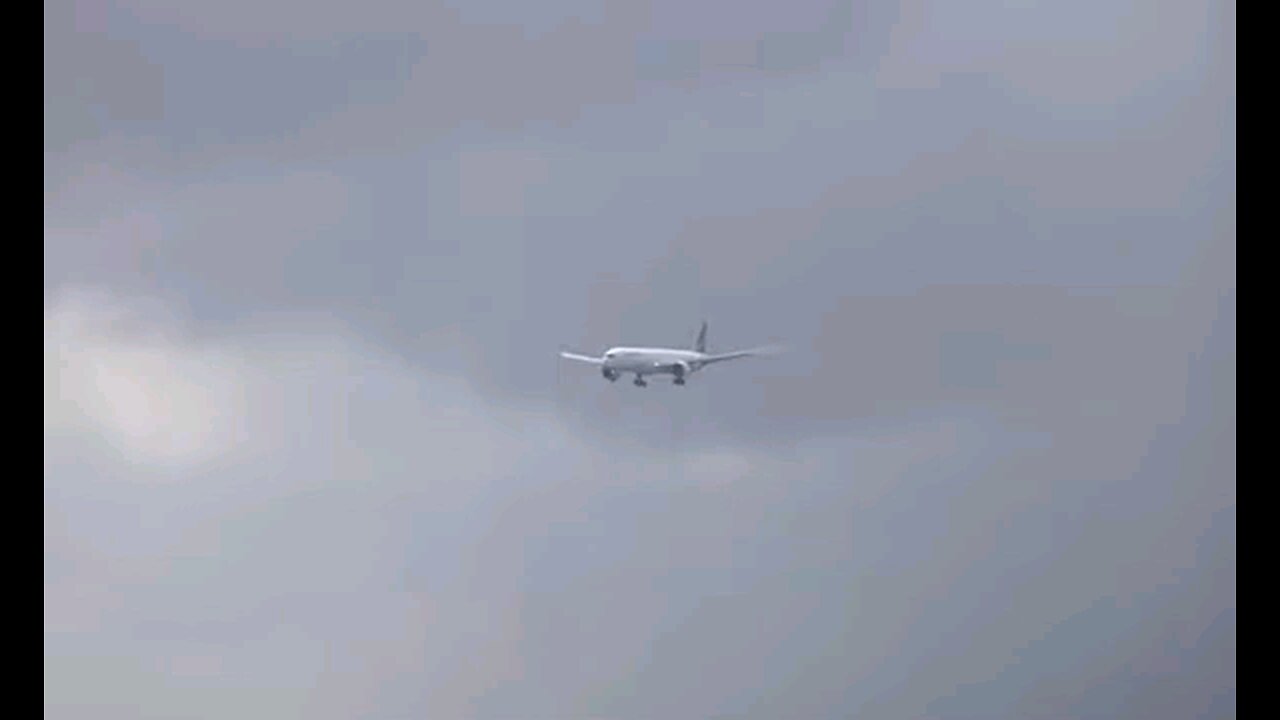 Boeing 777-300ER PT-MUE landing in Recife