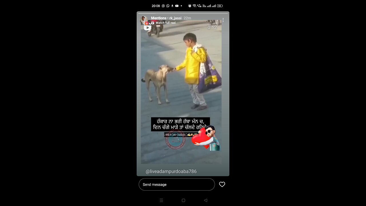 ਗਰੀਬ ਬੱਚਾ ਇੱਕ ਕੁੱਤੇ ਨੂੰ ਕੁਲਫੀ ਖਿਲਾ ਰਿਹਾ ਹੈ
