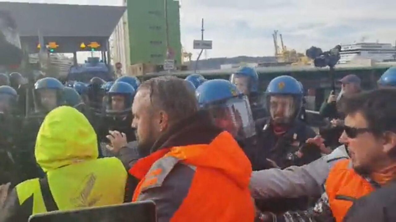 Italy: Police clash with anti-Green Pass protesters in Trieste - 18.10.2021