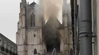 Incêndio atinge catedral de Nantes